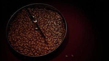 granos de café frescos en un horno tostador. para secar o tostar granos de café. antes de ser molido en polvo para hacer café recién hecho. representación 3d video