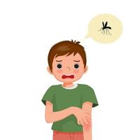 niño pequeño rascándose la mano que tiene erupción cutánea y enrojecimiento hinchado alergia a los mosquitos y picaduras de insectos vector