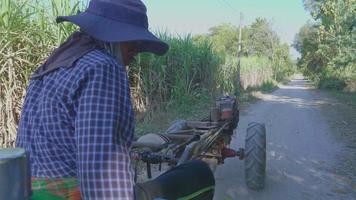 la roue modifiée de la machinerie agricole peut transporter des personnes ou produire des récoltes, ou transformer les roues en roues de râteau ou de pelle pour un tracteur à conducteur marchant. petit tracteur populaire auprès des agriculteurs thaïlandais appelé e-tak video