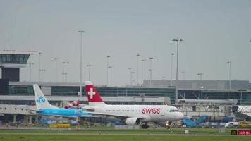 avion suisse à l'aéroport video