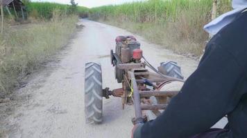 La rueda modificada de maquinaria agrícola puede transportar personas o producir cultivos, o convertir las ruedas en ruedas de rastrillo o pala para un tractor de empuje. pequeño tractor popular entre los granjeros tailandeses llamado e-tak video