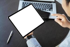 un hombre que sostiene una tableta con una pantalla en blanco en blanco. el espacio en blanco en la pantalla blanca se puede usar para escribir un mensaje o colocar una imagen.