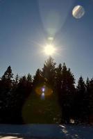 el sol y la luna aparecen en el cielo al mismo tiempo foto