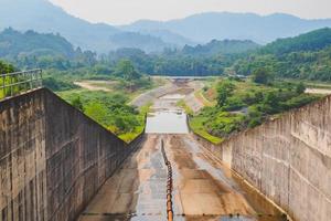 canales de drenaje de grandes presas en la estación seca la escasez de agua. concepto de gestión de recursos hídricos foto