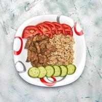 tazón de almuerzo vegetariano con filete de pollo, cebada perlada y verduras