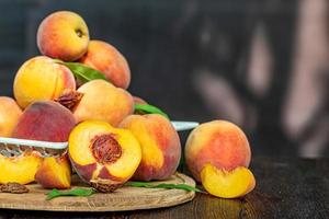 fondo de frutas con duraznos maduros frescos foto