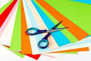papel de colores y tijeras - el concepto de costura infantil foto