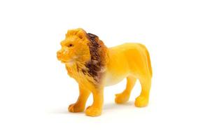 modelo de león aislado sobre fondo blanco, juguetes de animales de plástico foto