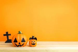 calabazas de halloween en mesa de madera foto