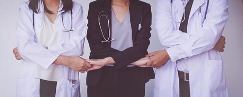 médicos y enfermeras coordinan las manos. concepto de trabajo en equipo foto