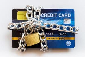 tarjeta de crédito con cadena y candado, concepto de comercio seguro foto