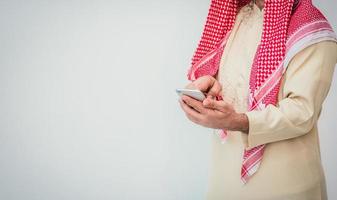 hombre de negocios árabe usando un teléfono móvil foto