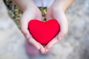 niño pequeño manos sosteniendo corazón foto