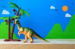modelo de juguete de dinosaurio pachycephalosaurus sobre fondo de modelos salvajes