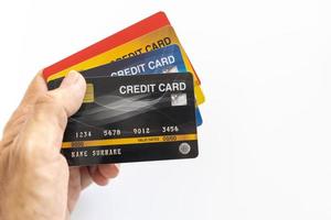 mano que sostiene la tarjeta de crédito aislada en blanco foto