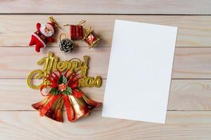 tarjeta de navidad vacía y decoración navideña. concepto de navidad y feliz año nuevo foto