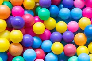 bolas de plástico de colores en el parque infantil foto