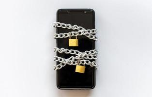 smartphone con cadena y candado, concepto de seguridad. foto