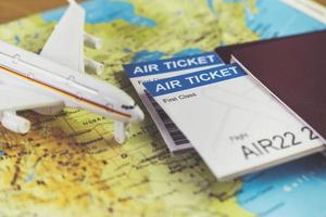 billete de avión y pasaportes en el mapa, vuelo a américa, concepto de viaje foto