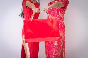 amigas chinas disfrutando de las compras, las mujeres usan cheongsam foto