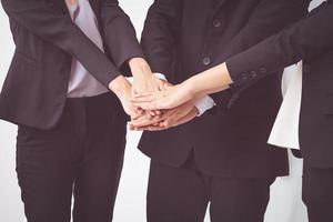 la gente de negocios coordina las manos. concepto de trabajo en equipo foto