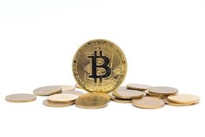 Bitcoin y monedas sobre fondo blanco. foto
