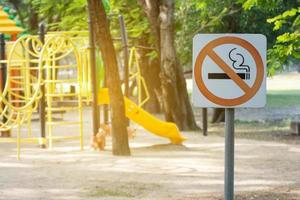 letrero de metal prohibido fumar en el parque.