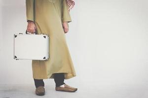 hombre de negocios árabe con bolsa foto