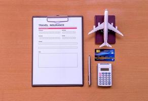 formulario de seguro de viaje con modelo y documento de póliza foto