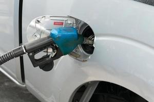 boquilla de combustible para agregar combustible en el coche en la gasolinera