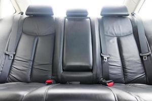 asientos traseros de pasajeros en un coche de lujo moderno foto
