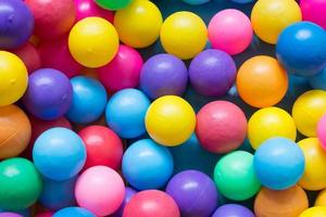 bolas de plástico de colores en el parque infantil foto