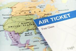 billete de avión y pasaportes en el mapa, vuelo a américa, concepto de viaje