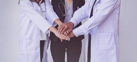 médicos y enfermeras coordinan las manos. concepto de trabajo en equipo foto