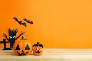 calabazas de halloween en mesa de madera foto