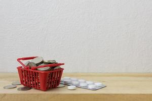 canasta roja con medicina y monedas por concepto de dinero foto