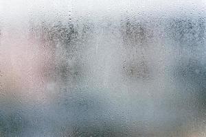 gotas de agua en el cristal de la ventana foto