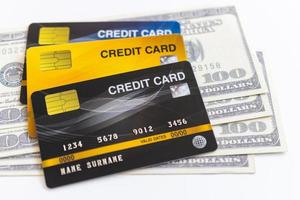 tarjetas de credito y 100 dolares en efectivo foto