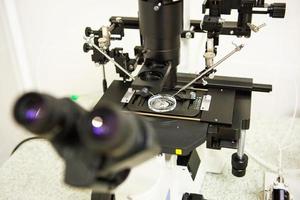 microscopio y equipo óptico en el laboratorio de la clínica de inseminación artificial. la invención de la vacuna, fiv. pruebas, fecundación del óvulo. foto