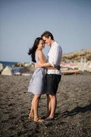 pareja joven caminando sobre el fondo del mar en la isla de santorini foto