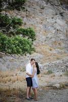 pareja joven caminando en las montañas foto