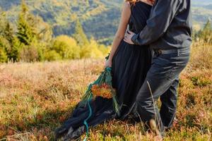 pareja de novios sobre un fondo de montañas de otoño. foto