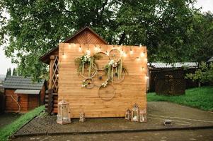 Wooden photo zone at a wedding with bicycle wheels.