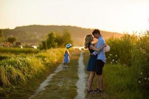 papá, mamá e hija se divierten juntos en la naturaleza. foto