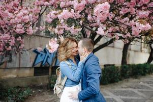 pareja enamorada en un floreciente huerto de manzanas sobre la manta