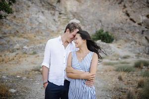 pareja joven caminando en las montañas foto