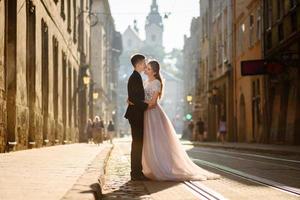 enamorado, pareja, se abrazar, uno al otro, en, calle foto