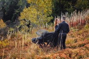 pareja de novios sobre un fondo de montañas de otoño. foto