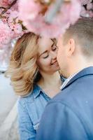 pareja enamorada en un floreciente huerto de manzanas sobre la manta