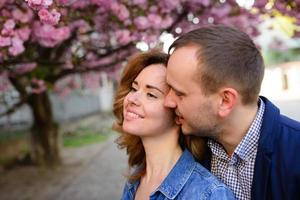 amorío. retrato de pareja encantadora foto